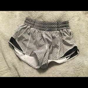 LULULEMON hotty hot short 2.5